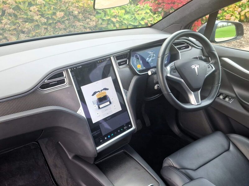 TESLA MODEL X