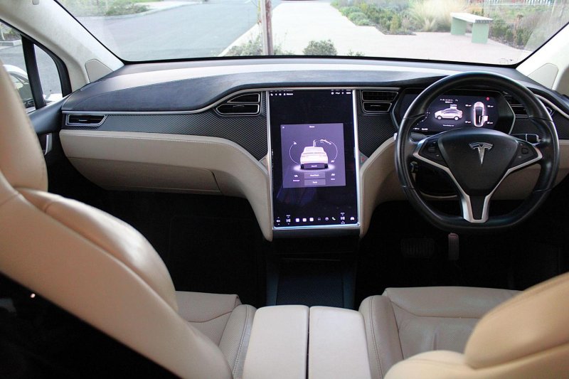 TESLA MODEL X