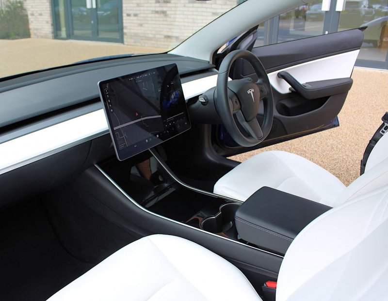 TESLA MODEL 3