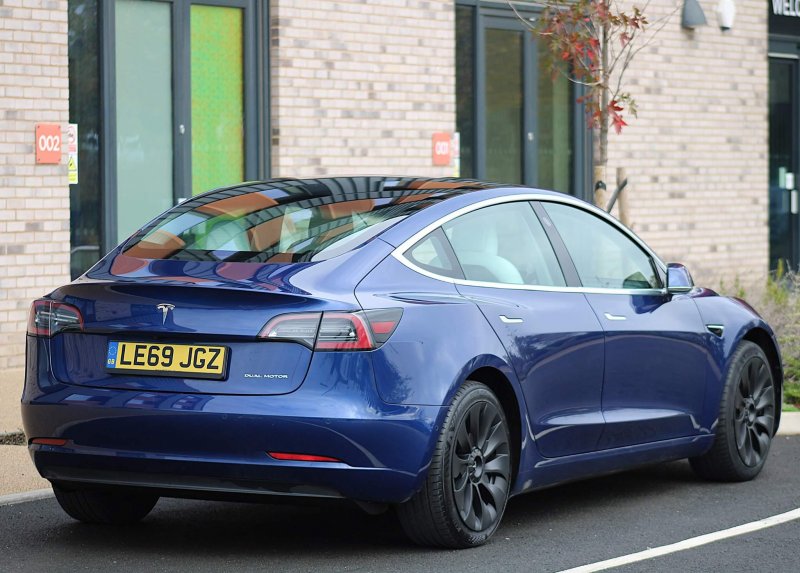 TESLA MODEL 3