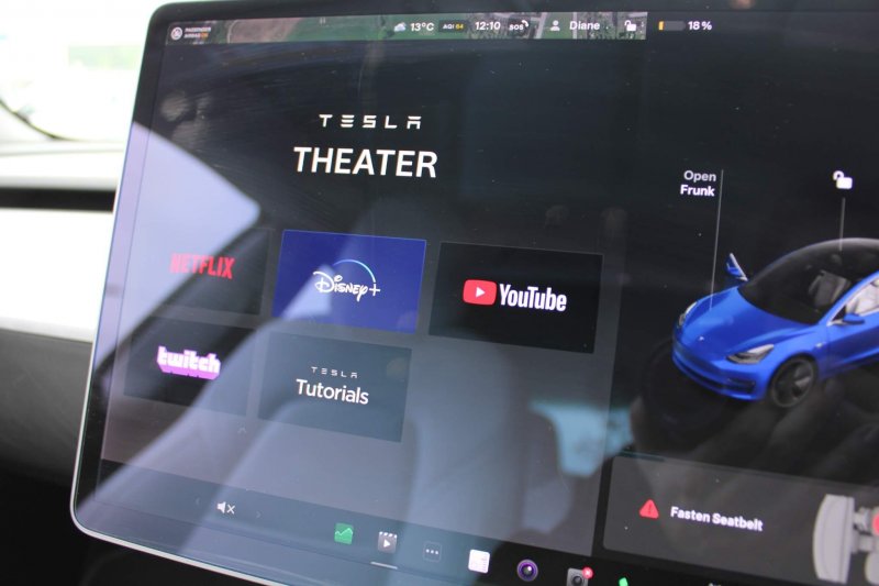 TESLA MODEL 3