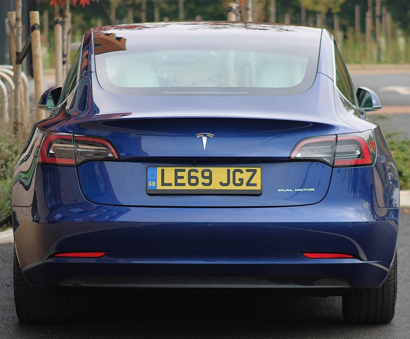 TESLA MODEL 3