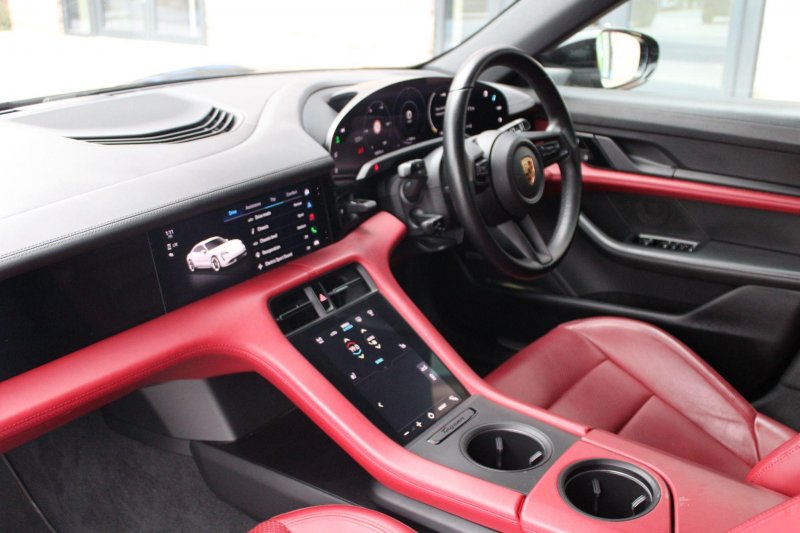 PORSCHE TAYCAN