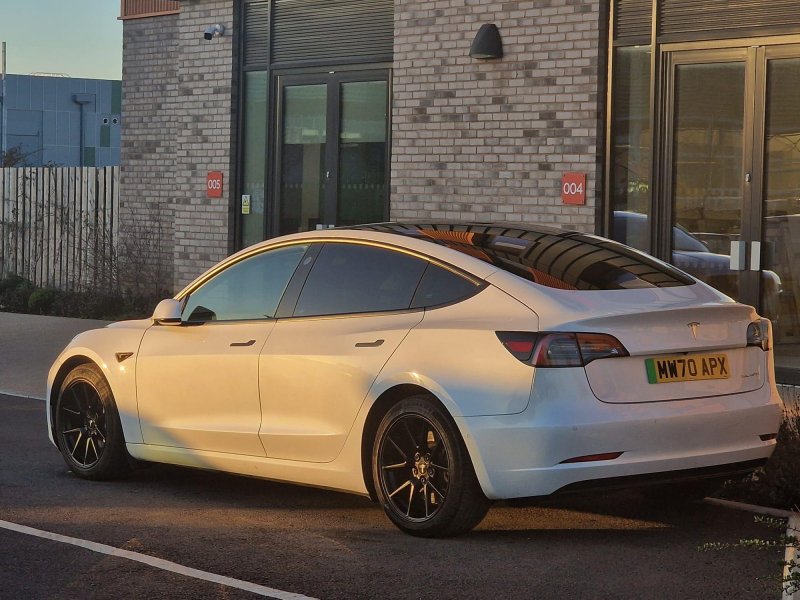 TESLA MODEL 3