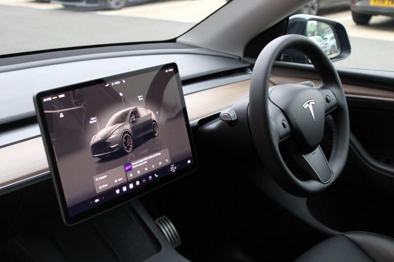TESLA MODEL Y