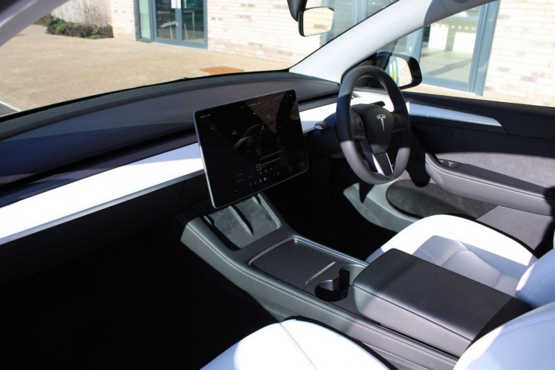 TESLA MODEL Y