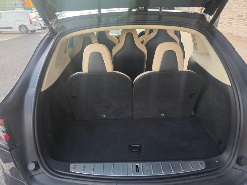 TESLA MODEL X