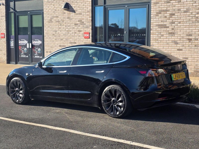 TESLA MODEL 3