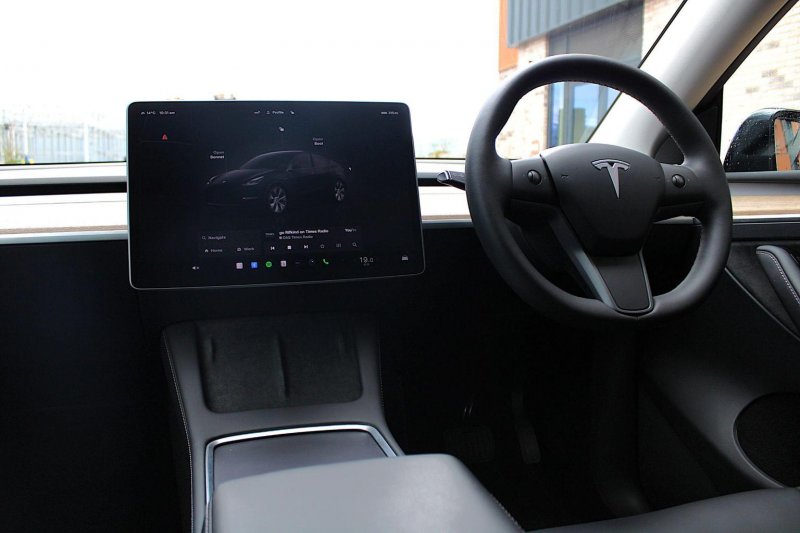 TESLA MODEL Y