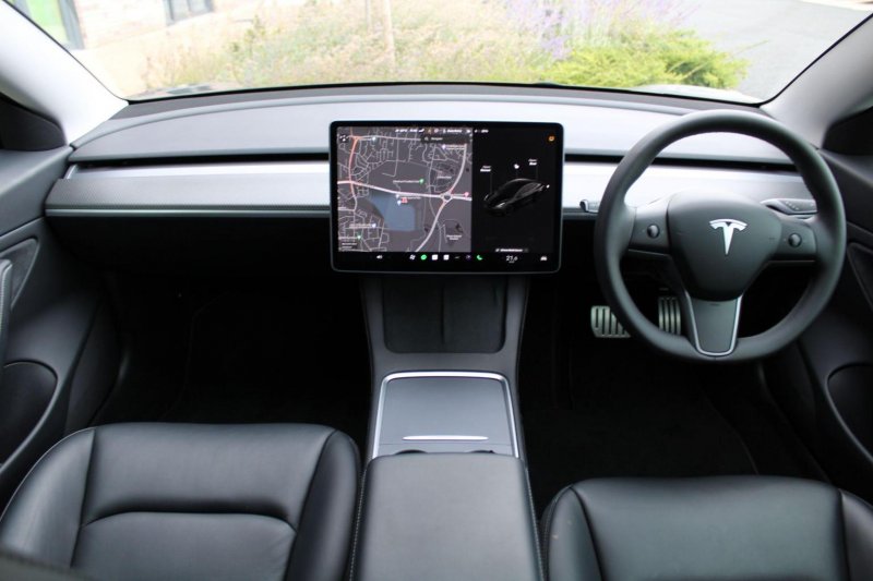 TESLA MODEL 3