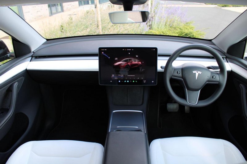 TESLA MODEL Y
