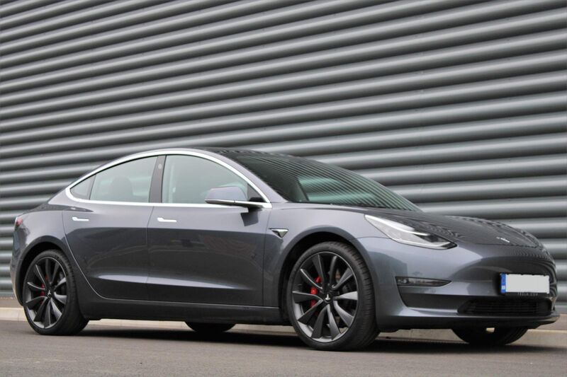 TESLA MODEL 3