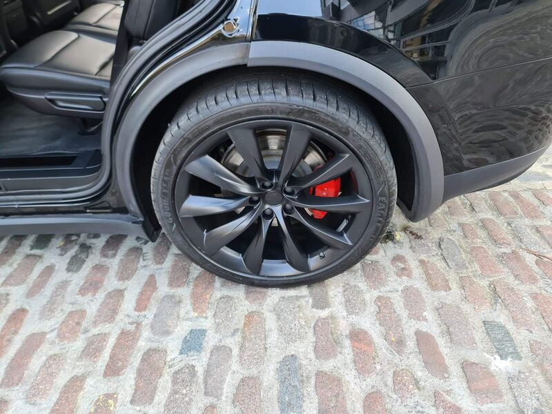 TESLA MODEL X