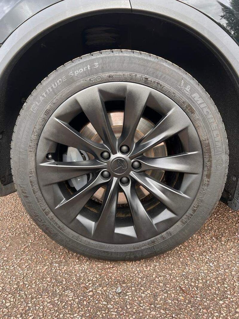 TESLA MODEL X